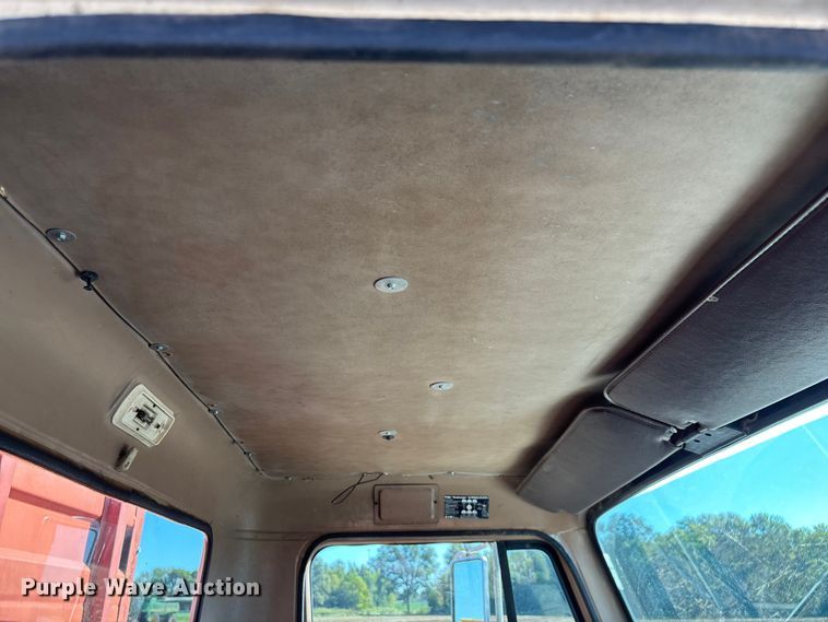 image for item EN5664 1986 International F1954 grain truck