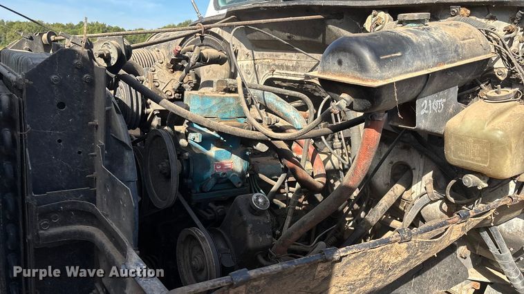 image for item EN5664 1986 International F1954 grain truck