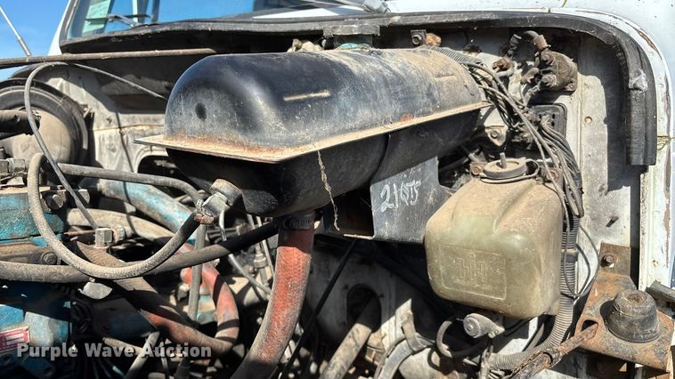 image for item EN5664 1986 International F1954 grain truck