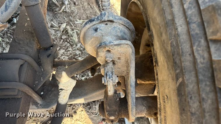 image for item EN5664 1986 International F1954 grain truck