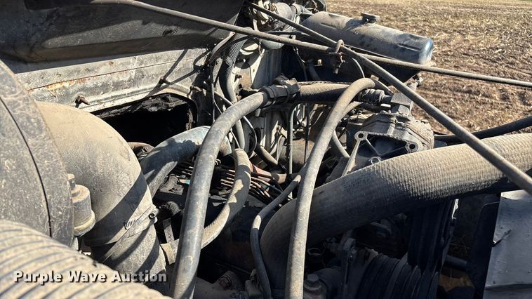 image for item EN5664 1986 International F1954 grain truck