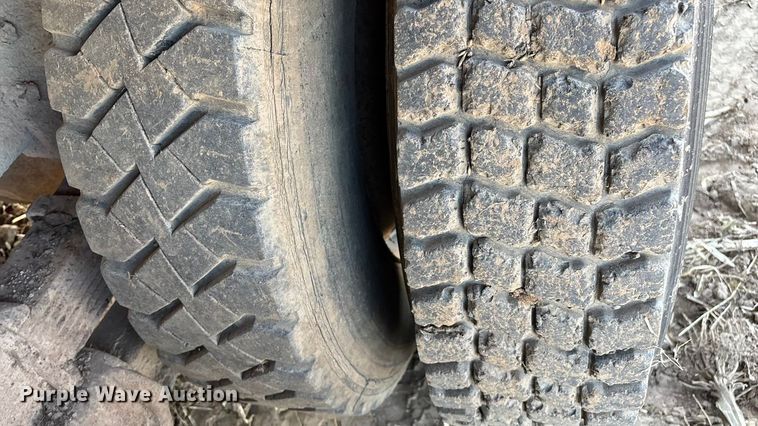 image for item EN5664 1986 International F1954 grain truck