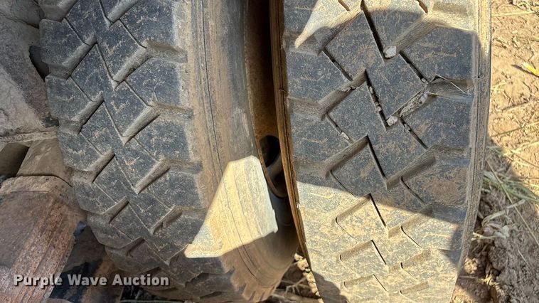 image for item EN5664 1986 International F1954 grain truck