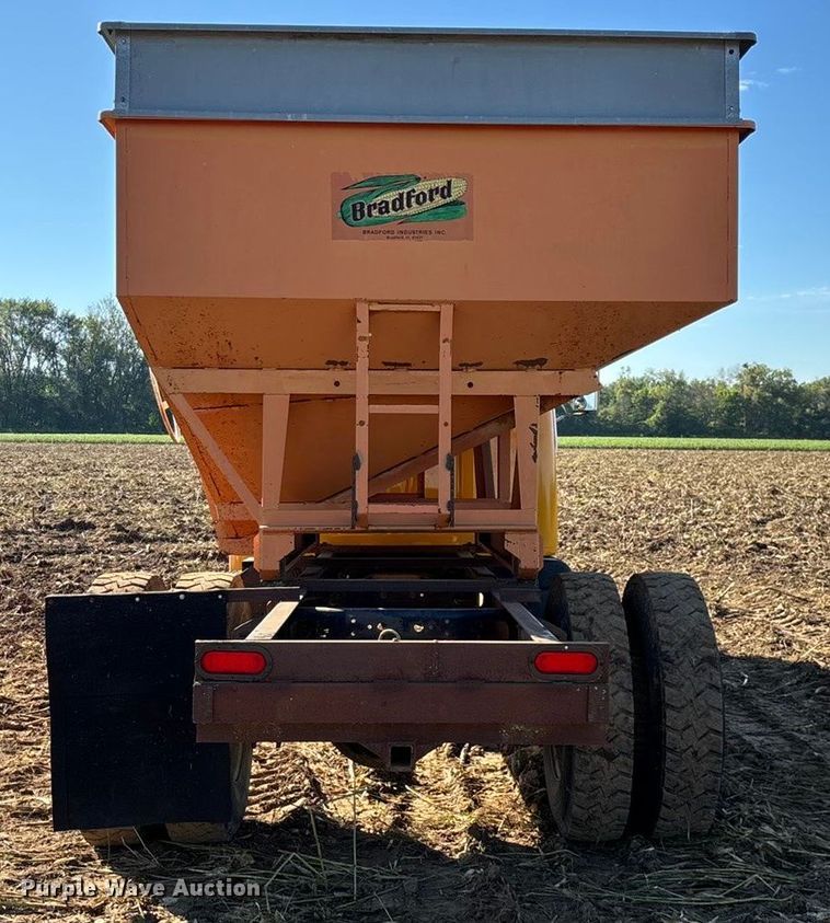 image for item EN5665 1994 International 4700 truck cab and chassis