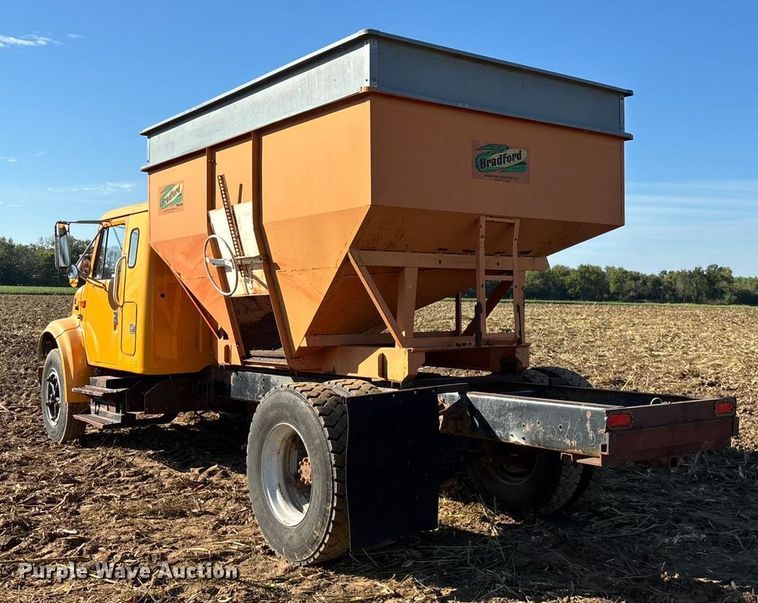 image for item EN5665 1994 International 4700 truck cab and chassis