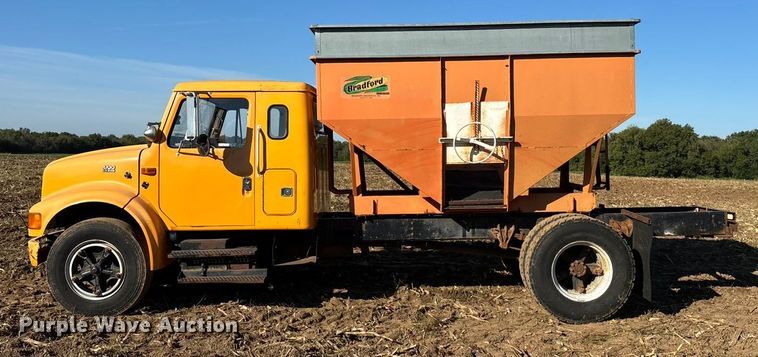 image for item EN5665 1994 International 4700 truck cab and chassis