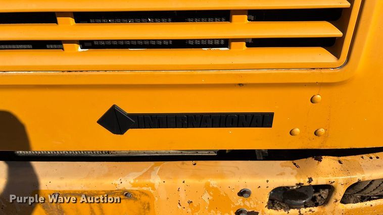 image for item EN5665 1994 International 4700 truck cab and chassis