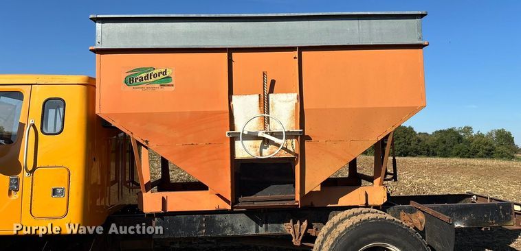 image for item EN5665 1994 International 4700 truck cab and chassis