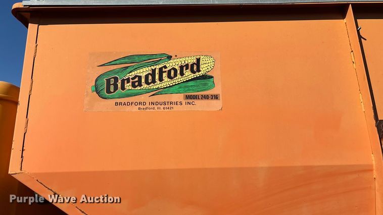 image for item EN5665 1994 International 4700 truck cab and chassis