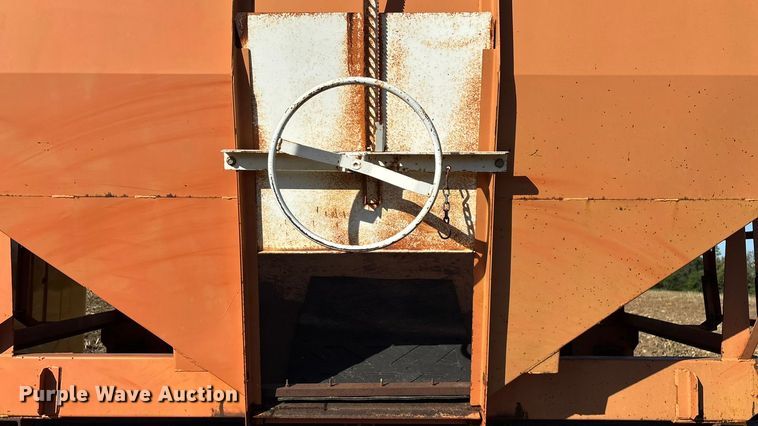 image for item EN5665 1994 International 4700 truck cab and chassis