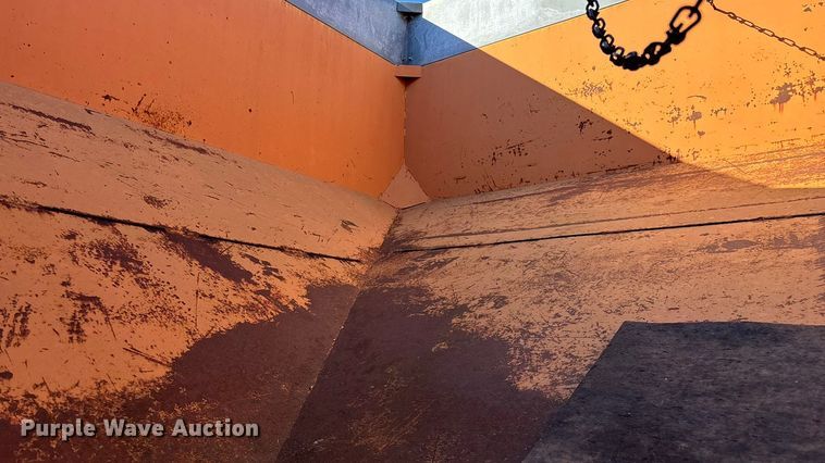 image for item EN5665 1994 International 4700 truck cab and chassis