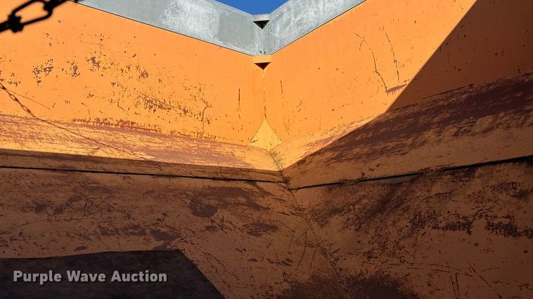 image for item EN5665 1994 International 4700 truck cab and chassis