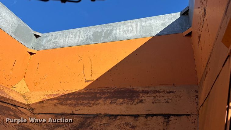 image for item EN5665 1994 International 4700 truck cab and chassis