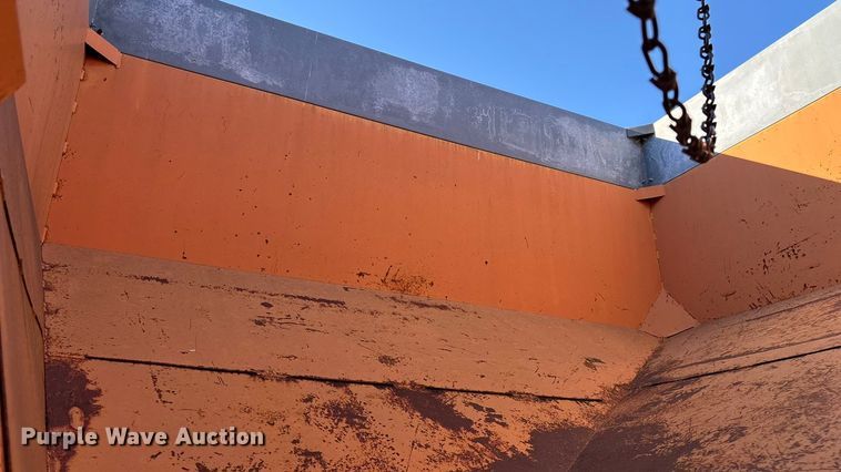 image for item EN5665 1994 International 4700 truck cab and chassis