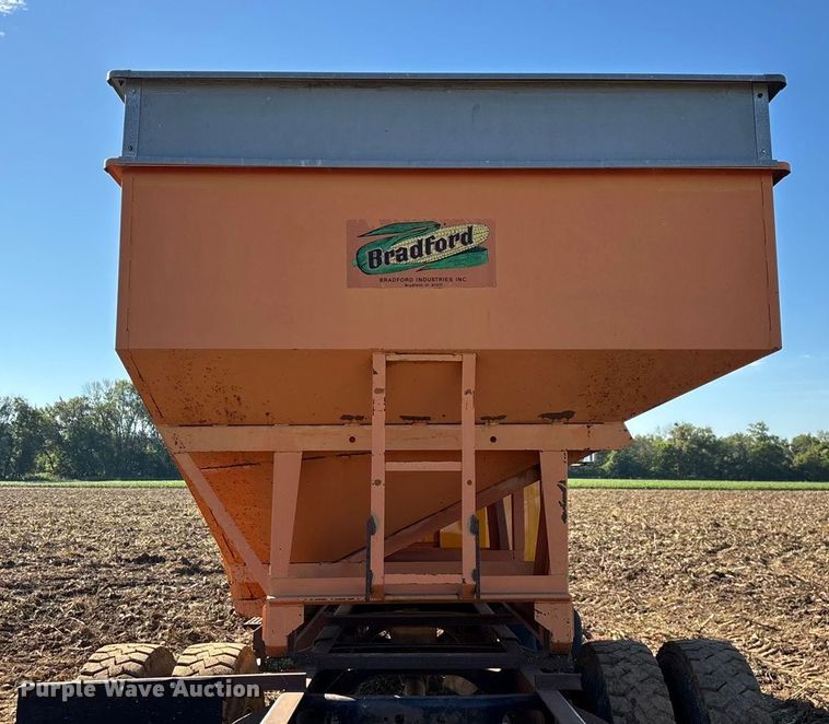 image for item EN5665 1994 International 4700 truck cab and chassis