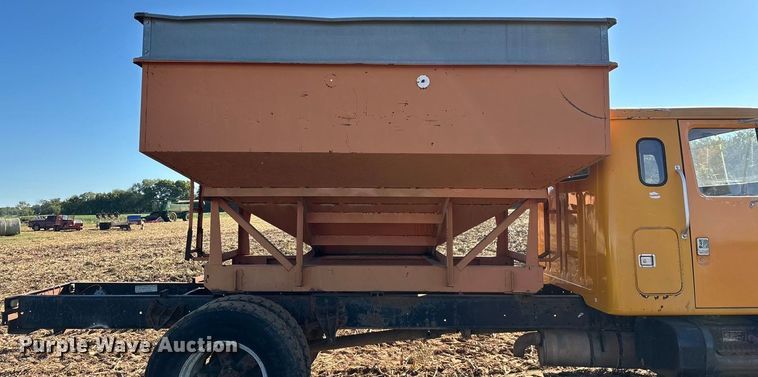 image for item EN5665 1994 International 4700 truck cab and chassis