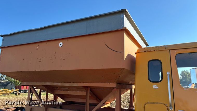 image for item EN5665 1994 International 4700 truck cab and chassis