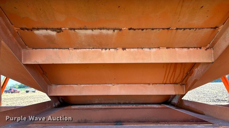 image for item EN5665 1994 International 4700 truck cab and chassis