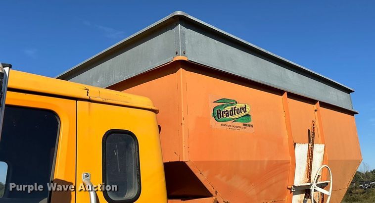 image for item EN5665 1994 International 4700 truck cab and chassis