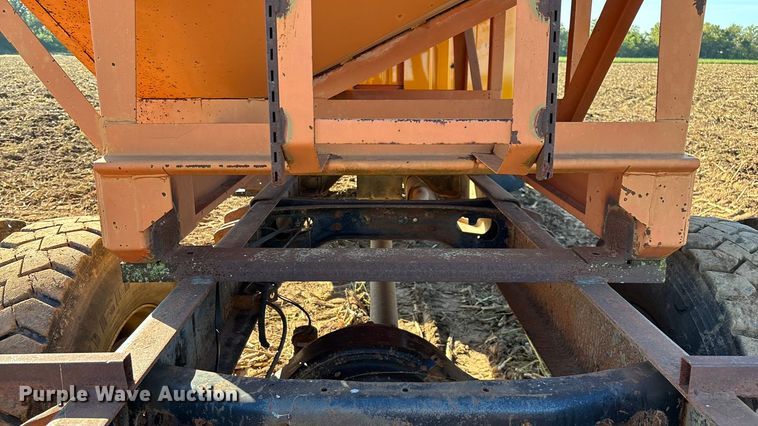 image for item EN5665 1994 International 4700 truck cab and chassis