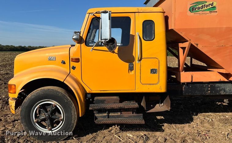 image for item EN5665 1994 International 4700 truck cab and chassis