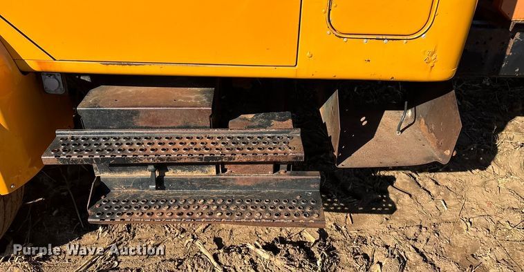 image for item EN5665 1994 International 4700 truck cab and chassis