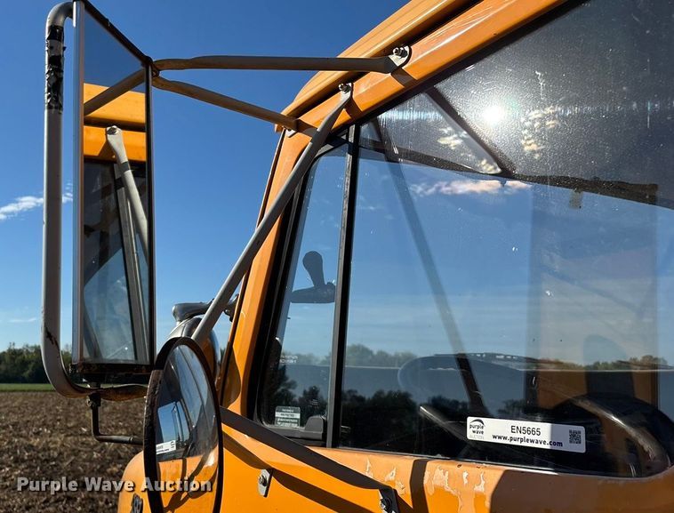 image for item EN5665 1994 International 4700 truck cab and chassis