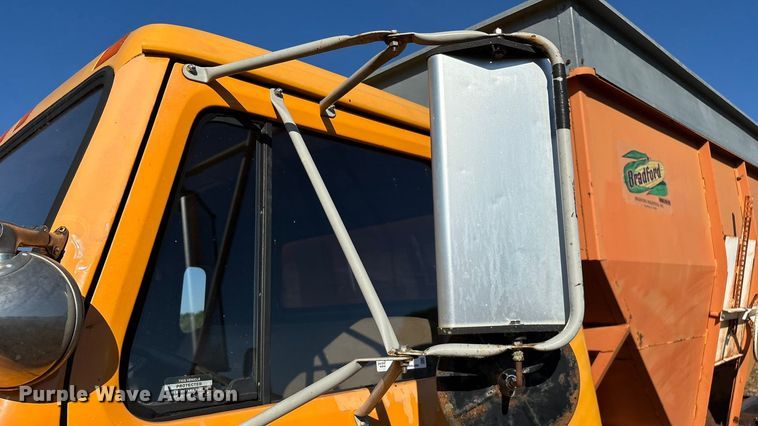 image for item EN5665 1994 International 4700 truck cab and chassis