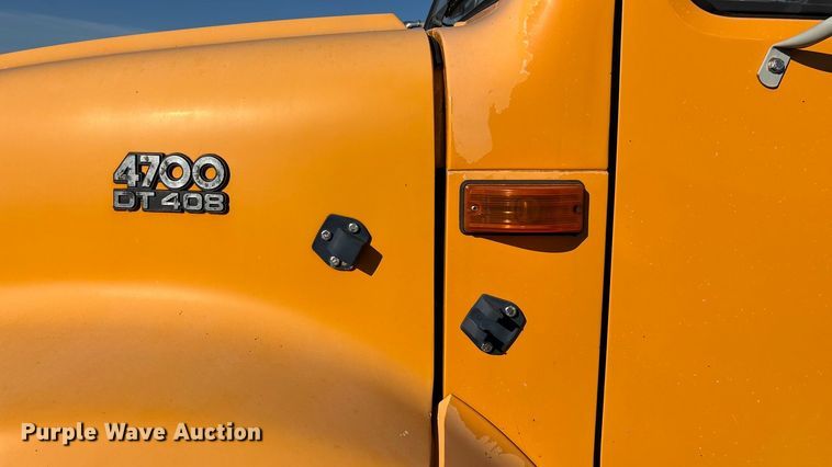 image for item EN5665 1994 International 4700 truck cab and chassis