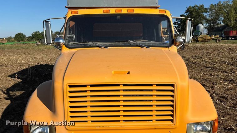 image for item EN5665 1994 International 4700 truck cab and chassis