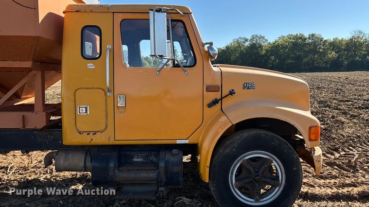 image for item EN5665 1994 International 4700 truck cab and chassis