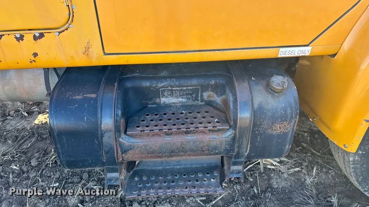 image for item EN5665 1994 International 4700 truck cab and chassis