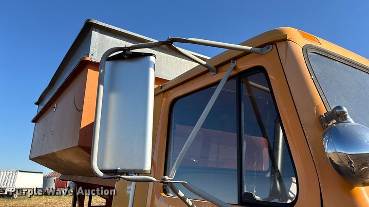 image for item EN5665 1994 International 4700 truck cab and chassis