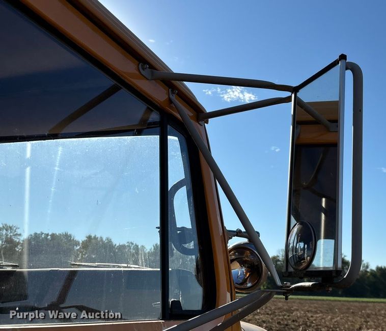 image for item EN5665 1994 International 4700 truck cab and chassis