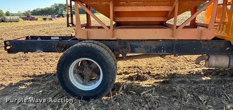 image for item EN5665 1994 International 4700 truck cab and chassis