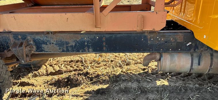 image for item EN5665 1994 International 4700 truck cab and chassis