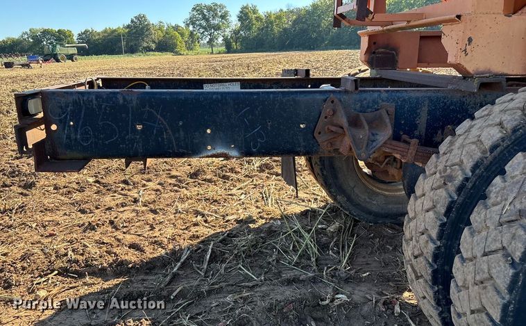 image for item EN5665 1994 International 4700 truck cab and chassis