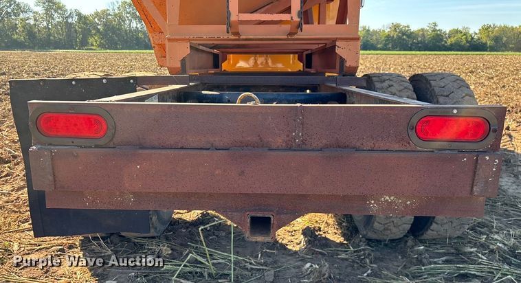 image for item EN5665 1994 International 4700 truck cab and chassis