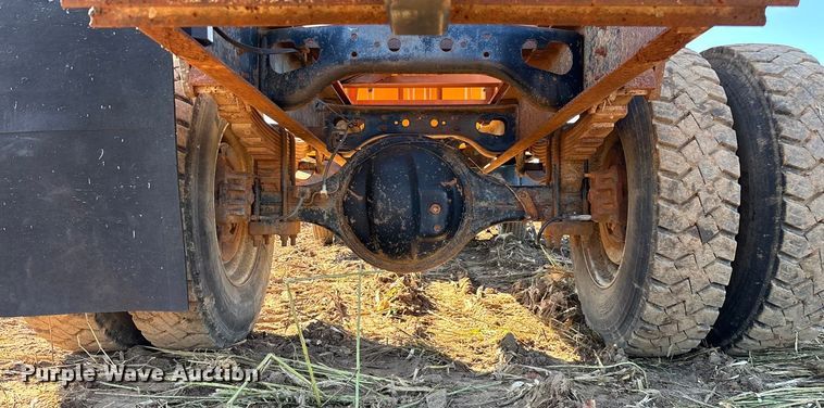 image for item EN5665 1994 International 4700 truck cab and chassis