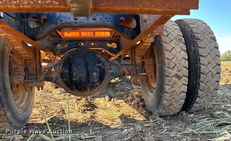 image for item EN5665 1994 International 4700 truck cab and chassis