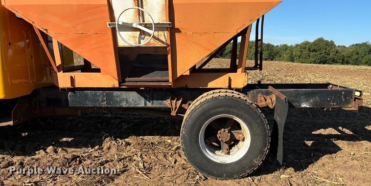 image for item EN5665 1994 International 4700 truck cab and chassis