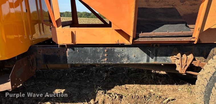 image for item EN5665 1994 International 4700 truck cab and chassis