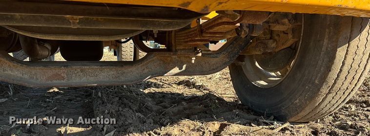 image for item EN5665 1994 International 4700 truck cab and chassis