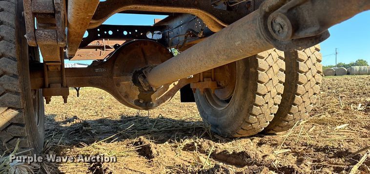 image for item EN5665 1994 International 4700 truck cab and chassis