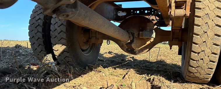 image for item EN5665 1994 International 4700 truck cab and chassis