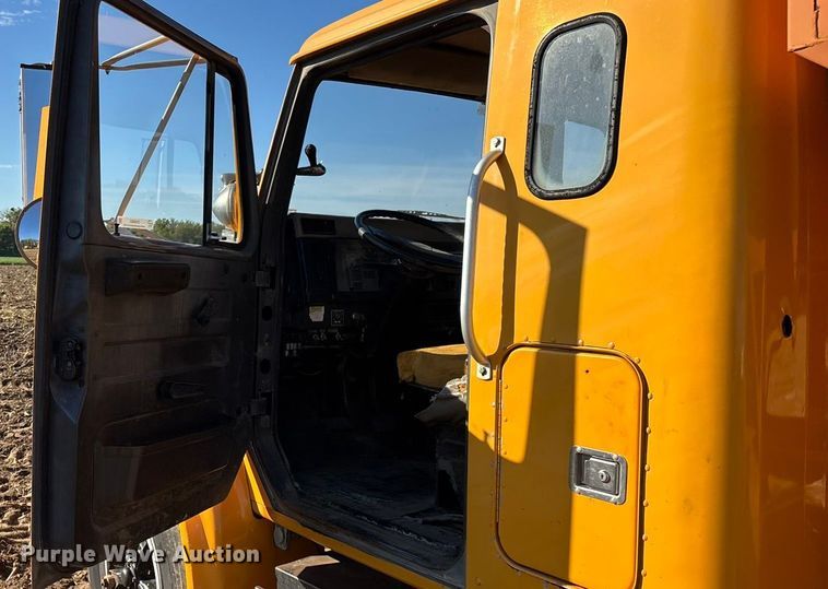 image for item EN5665 1994 International 4700 truck cab and chassis