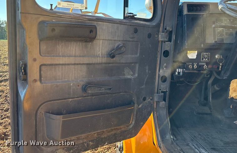 image for item EN5665 1994 International 4700 truck cab and chassis