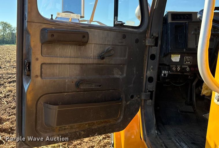 image for item EN5665 1994 International 4700 truck cab and chassis