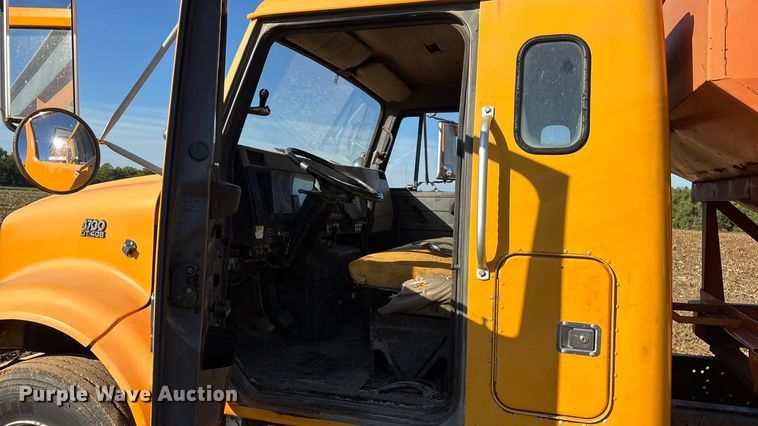 image for item EN5665 1994 International 4700 truck cab and chassis
