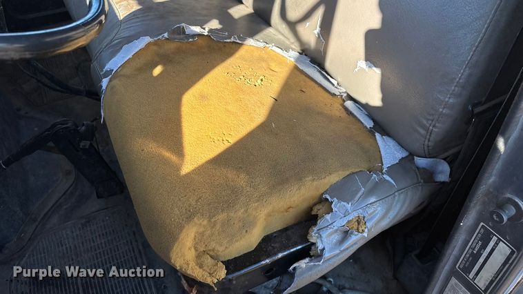 image for item EN5665 1994 International 4700 truck cab and chassis